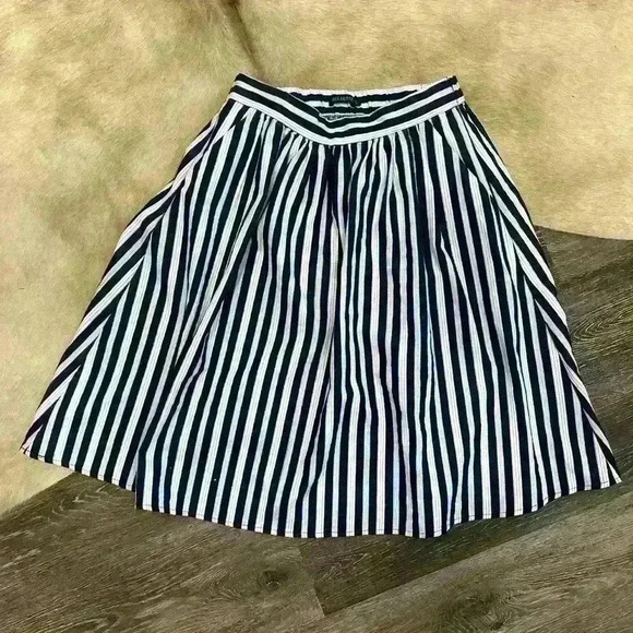 Women’s Mikarose Skirt Holidays Flowy Navy and White Striped Size Small - Picture 1 of 4
